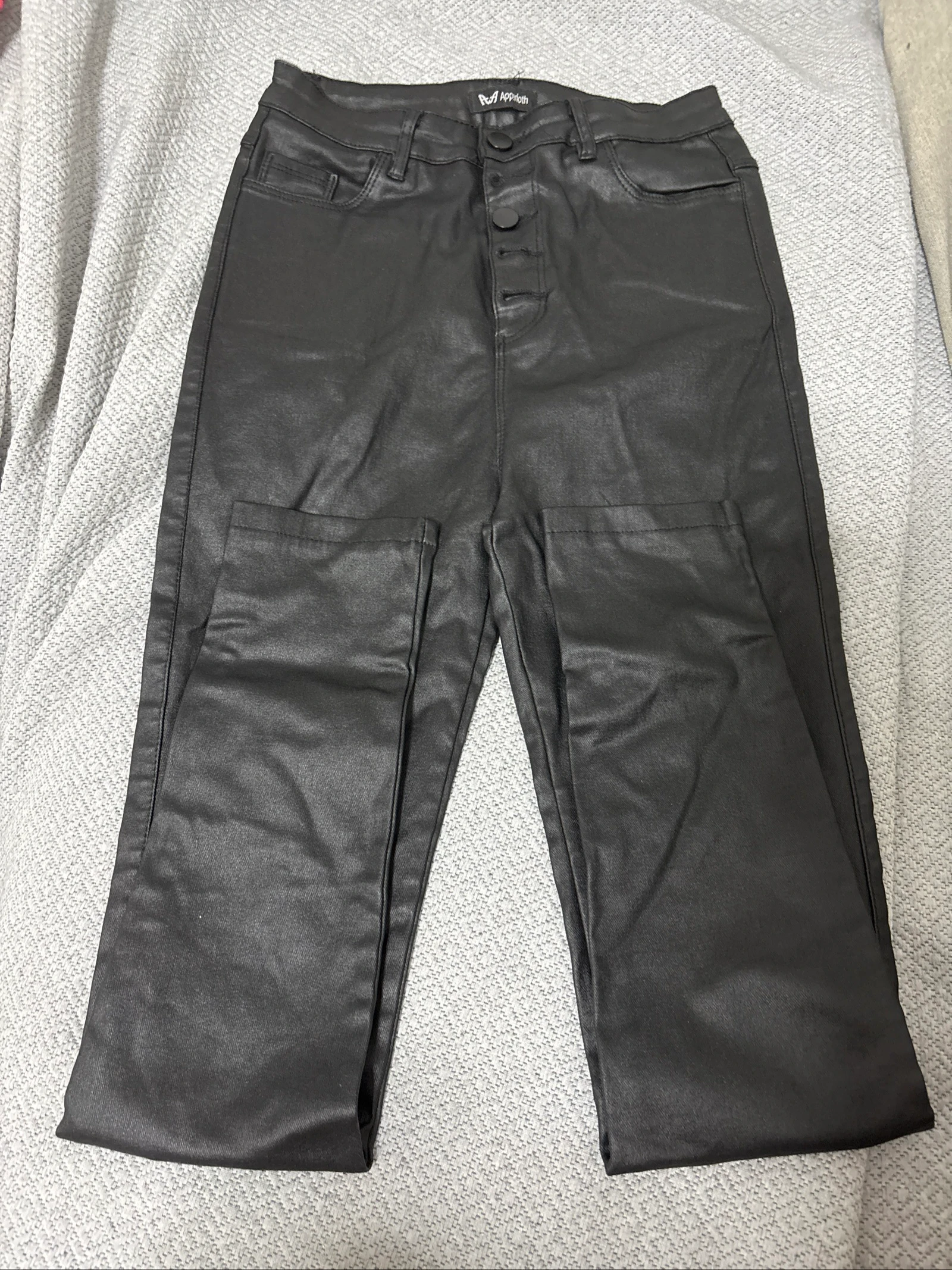 Pantalon féminin résiné skinny noir – Taille haute avec boutons – photo 2